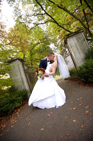 kissing-in-front-of-gate