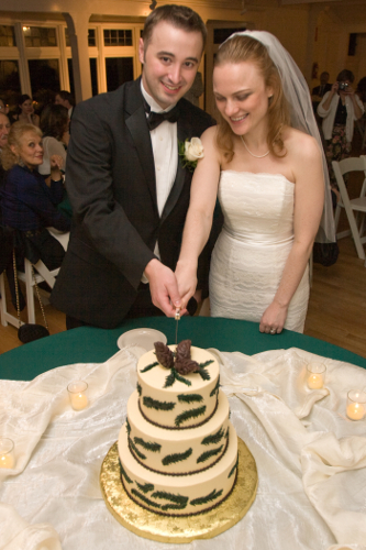 2008-faina-pulvermakher-ryan-spaeth-wedding-cake-cuttin2